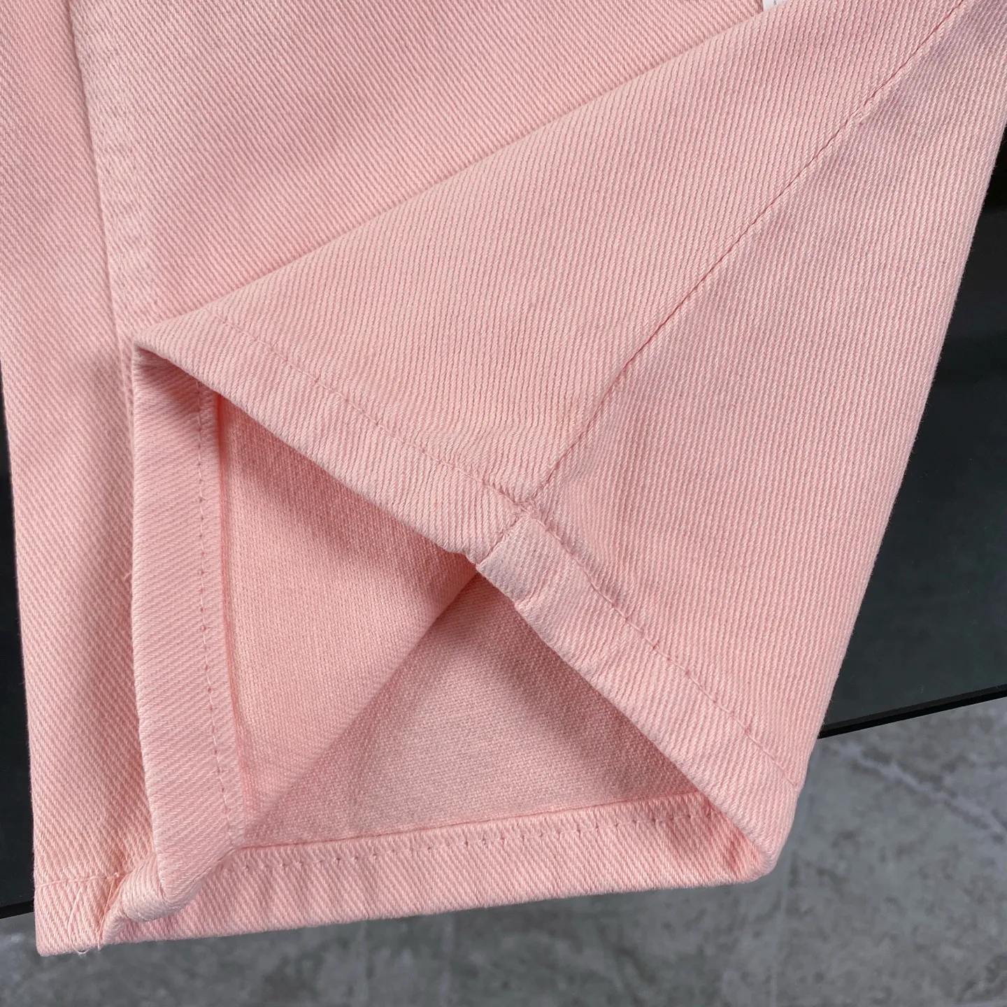 P250 CH Chromehearts 2025 new limited white cross leather couple style washed loose pink jeans 💜 Top quality ceiling quality styles with different washed textures, very friendly to people with thin legs and thick legs, the straight and loose version is very flattering to the leg shape. Moderate length that never goes out of style, easy to match with casual, basic styling for various styles, a must-have in the wardrobe! The fabric is stiff but also makes the upper body soft without losing texture. The washing process is even more perfect. It is a must-have item for everyone! ! ! Washed wheat, hang tag, pants label, complete with three labels, color: pink, size: 28, 30, 32, 34